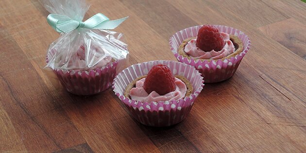 Hindbærkagerne kan også pakkes ind og gives som værtindegave