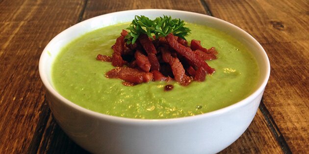 Skøn og cremet ærtesuppe med spicy ingefær, blød avocado og en smule hvidløg.