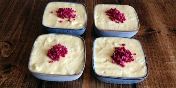 Lækker og luftig chokolademousse med skyr og hvid chokolade. Haps!