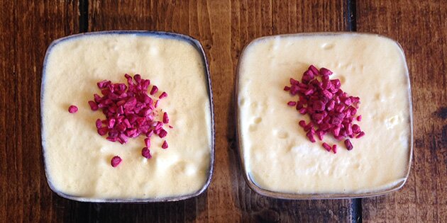 Skyr og honning gør denne hvide chokolademousse ekstra herlig!