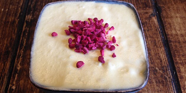 Balancen mellem det syrlige og det søde er simpelthen fantastisk i denne dessert!