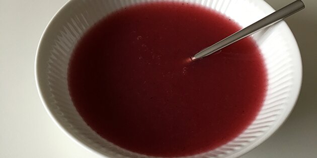 Silkeblød siet rabarbergrød efter den traditionelle gammeldags opskrift