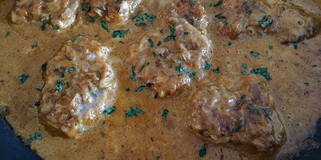 De saftige mørbradbøffer i den lækre estragonsauce.