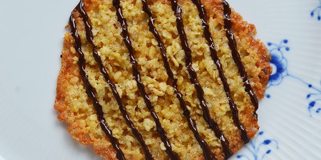 En havregrynskage pyntet med mørk chokolade