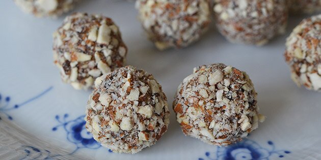 De nemme dadelkugler med mandler og hvid chokolade.