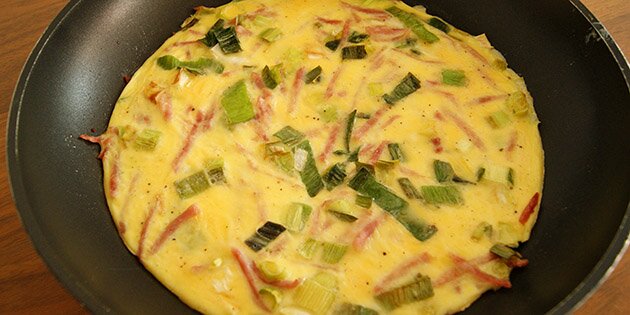 En herlig omelet med skinke og porrer