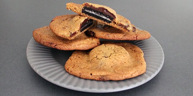 Vildt lækre cookies med en hel Oreo indeni.