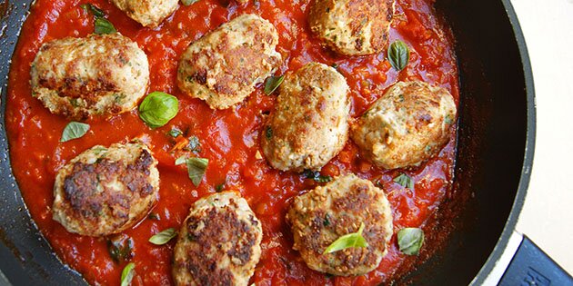 Saftige frikadeller med italienske smage og en skøn tomatsauce