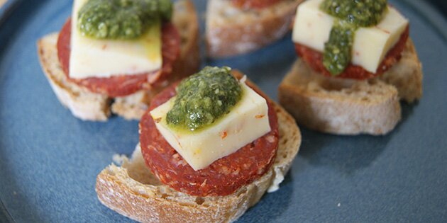 Herlige små hapsere med ost og pølse på ristet brød