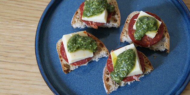 Toppet med den grønne pesto, og så er de klar til servering