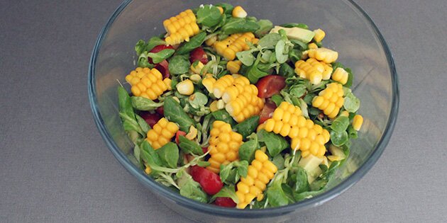 Lækker og sprød salat med friske majs fra majskolber.