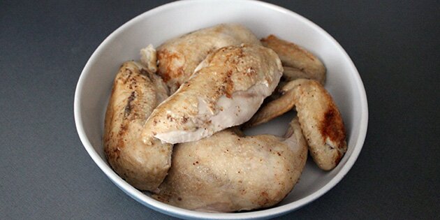 Når kyllingen simrer i gryden bliver den dejligt saftig og mør i kødet.