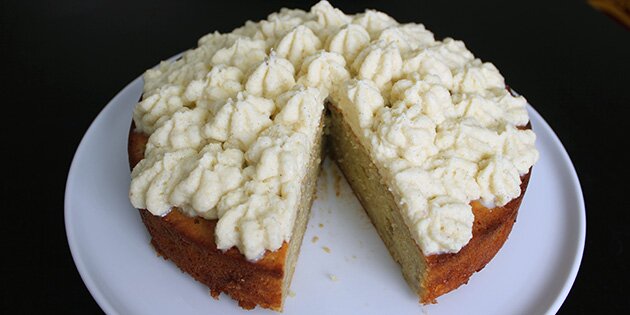 Sød og lækker banankage, der smager fantastisk.