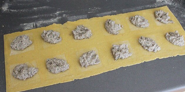 Her er fyldet, der består af champignon og ricotta, lagt på en bane pasta.