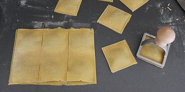 Tryk raviolien ud med en udstikker eller brug en gaffel.