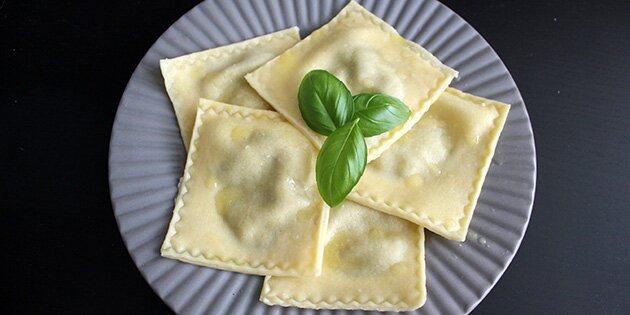 Ravioli med frisk basilikum og smeltet smør.