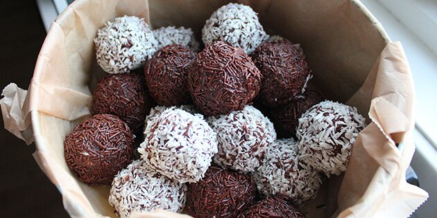 Tril kuglerne i alt fra kokosmel og krymmel til hakkede nødder eller kakao.