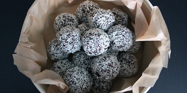 Tril f.eks. kuglerne i kokosmel, så de ikke klistrer.