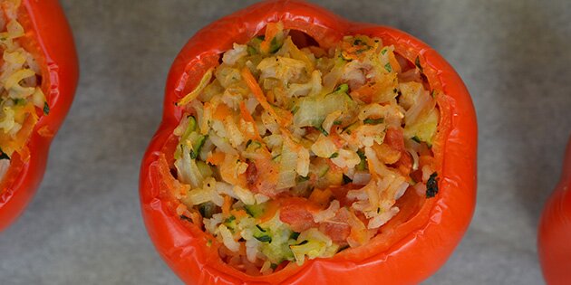 Ris og grøntsager gør peberfrugterne ekstra mættende og lækre