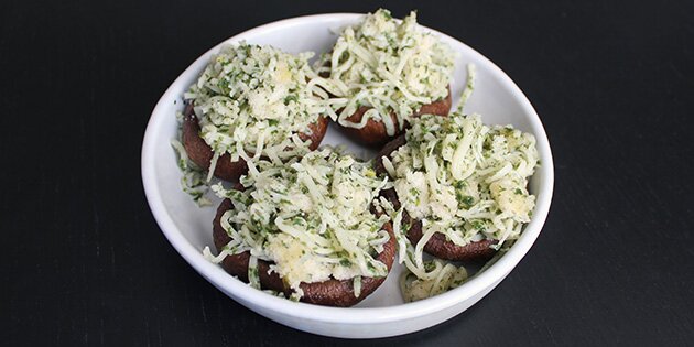 Her er portobellosvampene klar til at blive bagt i ovnen, så brødkrummerne og osten bliver sprød.