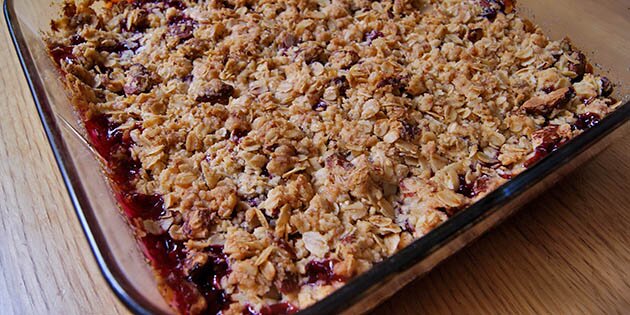 Den sprøde crumble på toppen er perfekt med de bløde bær