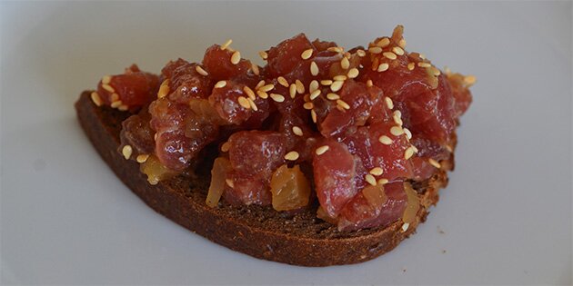 Her serveret på brød.