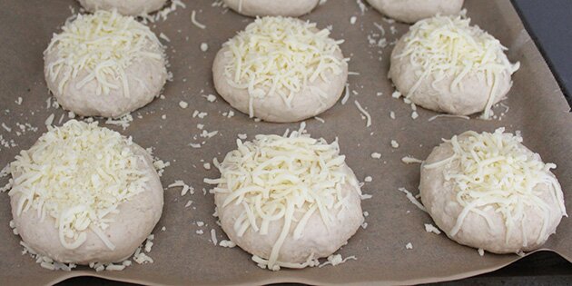 Drys osten på som det sidste, inden de kommer i ovnen.