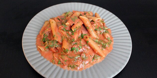 Virkelig simpel og lækker pastaret med parmaskinke, tomatsauce og rucola.