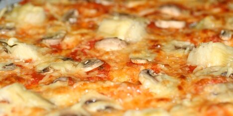 Der kan også bruges andre grøntsager såsom peberfrugt i strimler, løg og tomat til denne vegetariske pizza.