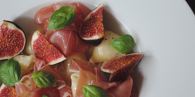 Pastaen serveres med parmaskinke, basilikum og friske figner