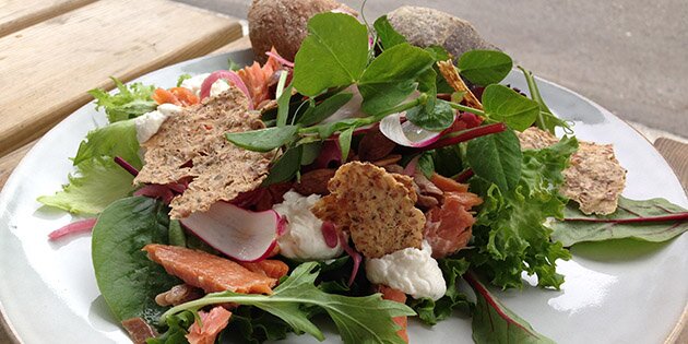 Utrolig lækker og sprød salat med både varmrøget laks og en dejlig rygeostcreme. Mums!