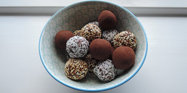 kuglerne kan f.eks. rulles i kokos eller kakao