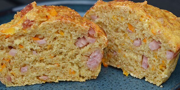 Madmuffinsene har en skøn krumme med lækre stykker af gulerod og skinketern