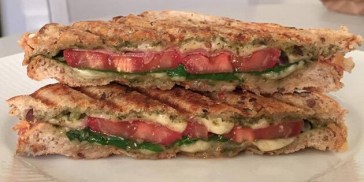 Lækker og sprød panini med pesto, skinke og smeltet ost.