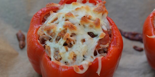 Dejlige fyldte peberfrugter med en masse smeltet ost på toppen