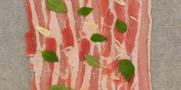 Bacontæppe med hvidløg og basilikum.