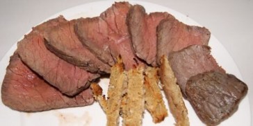 Roastbeef skåret i skiver med den lækre peberrodsblanding.