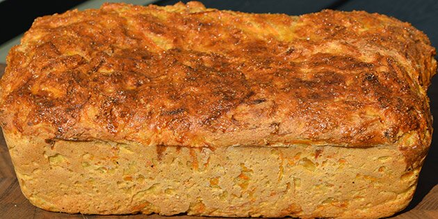 Lyst brød bagt i brødform med gulerod og honning
