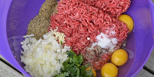 Farsen er en blanding af oksekød, æg, løg, hvidløg og basilikum