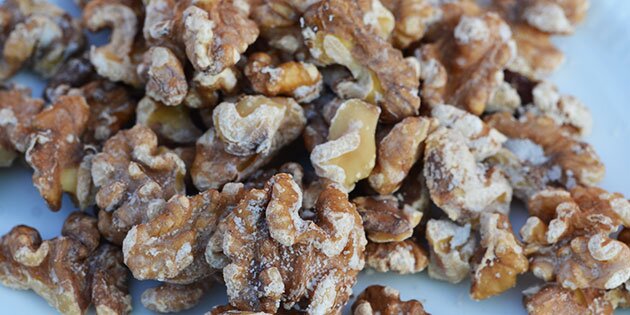 Ristede salte valnødder, der lige er blevet bagt i ovnen