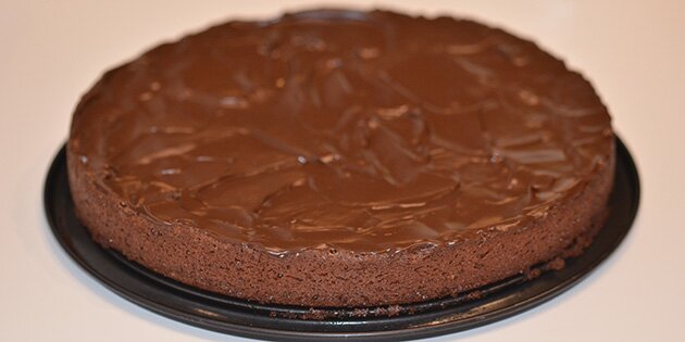 Her er kagen lige blevet pyntet med tyk chokoladecreme