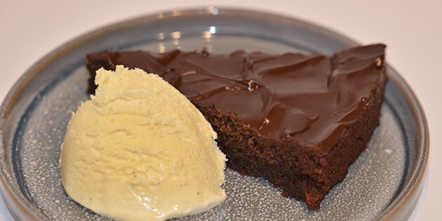 Chokoladekagen smager rigtig lækkert serveret med en kugle vaniljeis
