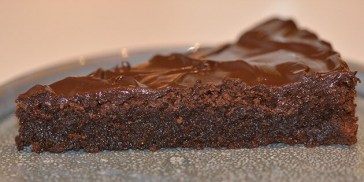 Et stykke glutenfri chokoladekage med mandelmel i