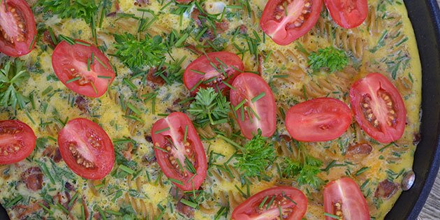 Æggekagen kan evt. toppes med tomater og friske krydderurter