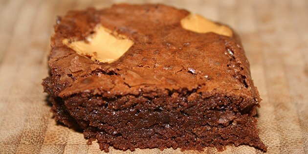 Intens og lækker brownie med masser af hvide chokoladestykker, som giver lidt knas.