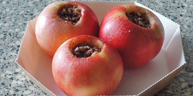 Æblerne er fyldt med kanel, smør, hasselnødder og sukker
