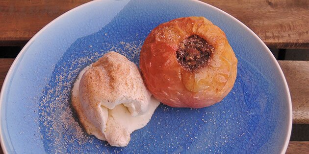 Server vaniljeis til, og drys lidt kanelsukker på toppen