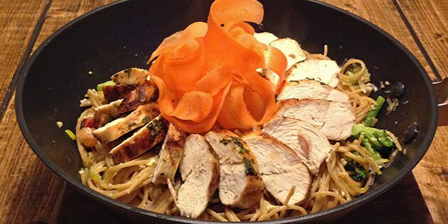 Sprøde grøntsager, cremede æg og lækker kylling - det er en god og enkel wokret lige efter mit hoved