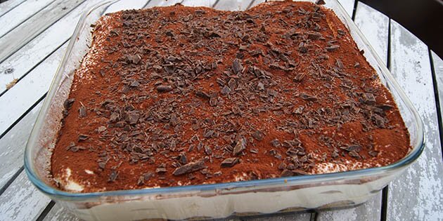 Man kan drysse lidt hakket chokolade på toppen for at give lidt lækkert knas til desserten.