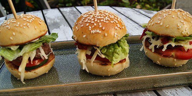 Supergode små sliders med en saftig bøf og lækker smeltet ost.